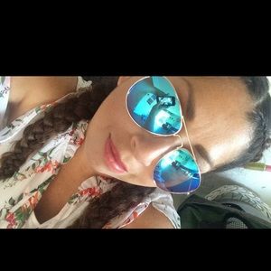 Meet your Posher, Corina